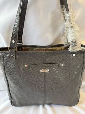 This item is a Jewell by Thirty-One Townsfair reversible tote in gray.